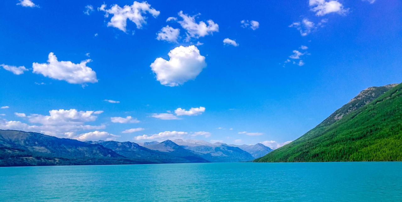 推荐新疆阿尔泰山喀纳斯湖，被誉为中国十大美湖